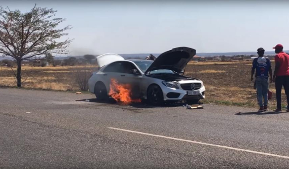 Sai lầm của chủ nhân khiến chiếc xe sang Mercedes-Benz C-Class chìm trong lửa