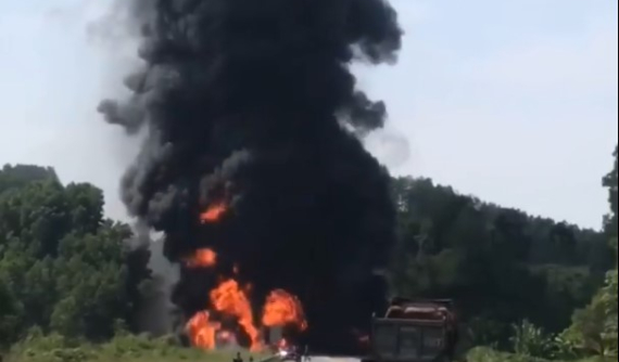 Cháy nổ kinh hoàng do tai nạn giữa xe bồn chở xăng và xe con trên cao tốc Nội Bài - Lào Cai