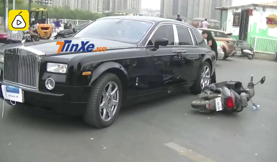 Đâm ngang sườn Rolls-Royce Phantom, người đi xe máy điện tái mặt khi nghĩ đến tiền bồi thường