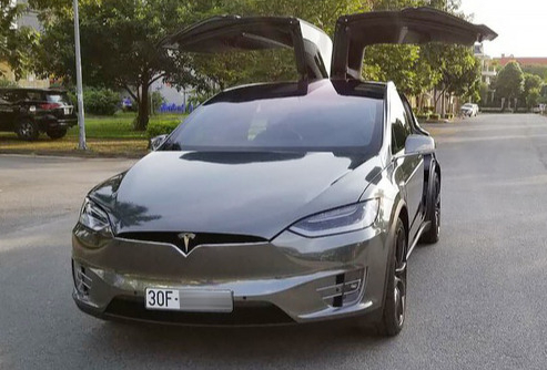 Chồng siêu mẫu Ngọc Thạch khoác áo crôm cá tính cho SUV điện Tesla Model X P100D
