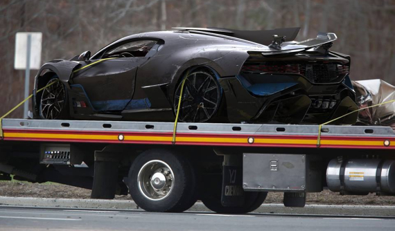 Cư dân mạng đang "phát điên" với hình ảnh chiếc siêu xe triệu đô Bugatti Divo gặp nạn