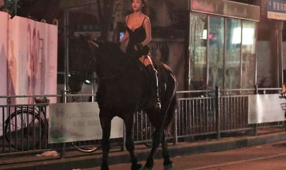 Cô gái ăn mặc gợi cảm cưỡi ngựa dạo phố trong đêm khiến ai cũng phải ngoái nhìn