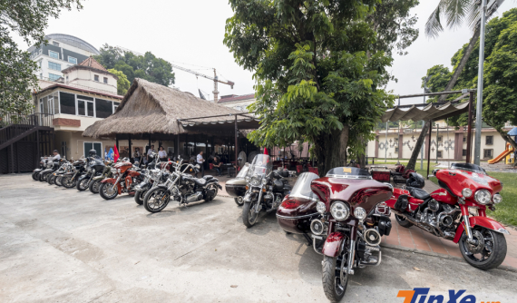 Dàn mô tô Harley-Davidson hoành tráng đi đón cúp Ngoại hạng Anh