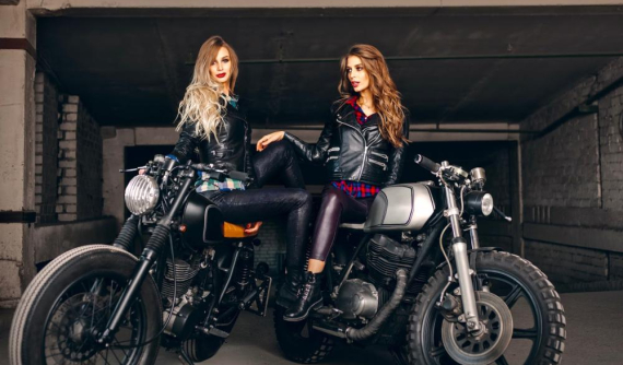 Hai cô nàng cá tính bên Yamaha SR400 và Yamaha XS400 độ