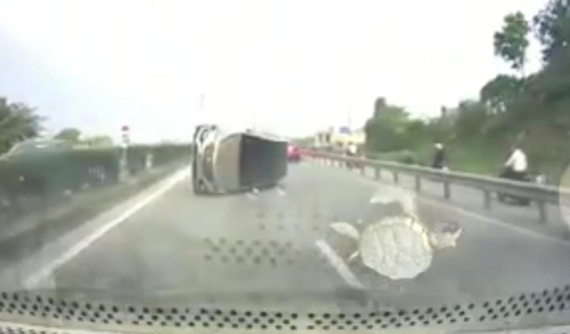 Quảng Ninh: Va chạm với Mazda2 chạy cùng chiều, Hyundai Santa Fe bị lật