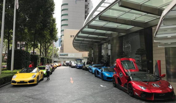 Hàng chục siêu xe Lamborghini kéo nhau đi xem cuộc đua F1 tại Singapore