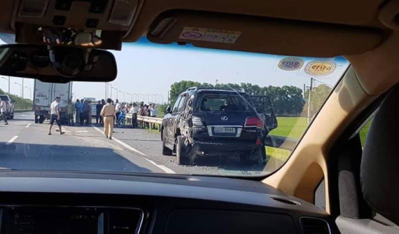 Lexus LX570 biển "tứ quý 8" bị ô tô tải tông trúng đuôi trên cao tốc Hà Nội - Thái Nguyên, 1 CSGT bị thương nặng