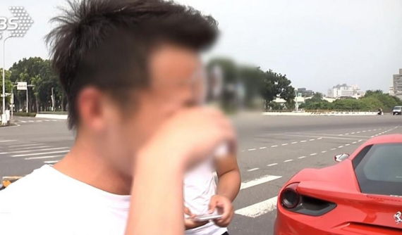 Tông vào siêu xe Ferrari 488 GTB, người đàn ông điều khiển chiếc Austin Mini ôm mặt khóc