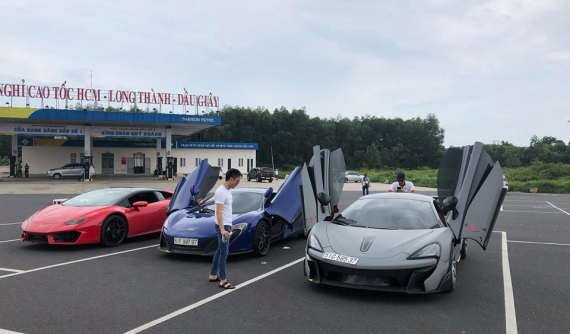 Cường "Đô-la" cùng những người bạn tụ tập siêu xe "khủng" cuối tuần