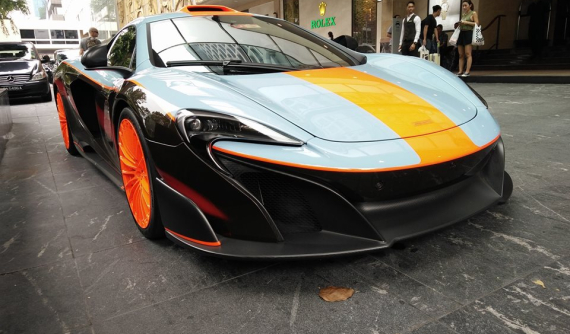 Hoàng tử Malaysia lái siêu xe McLaren 675LT "hàng thửa" sang Singapore xem đua xe F1
