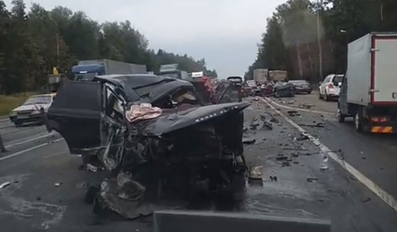 Range Rover lao sang làn đường ngược chiều, đâm 4 ô tô khiến 1 người tử vong