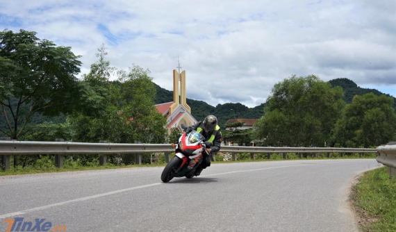 Làm thế nào để "giữ mạng" khi sử dụng xe máy di chuyển trên đường đèo dốc?