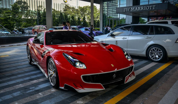 Không kém cạnh cha và anh trai, Hoàng tử bang Johor này cũng sở hữu siêu xe cực "khủng"