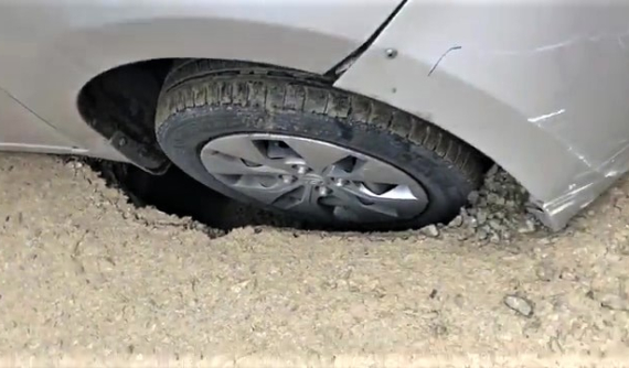 Hố tử thần "hút" bánh xe Taxi tại Cầu Giấy, Hà Nội