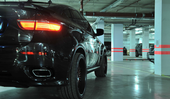 2 tài xế BMW rủ nhau drift trong hầm đỗ xe của trung tâm thương mại, bảo vệ toát mồ hôi hột