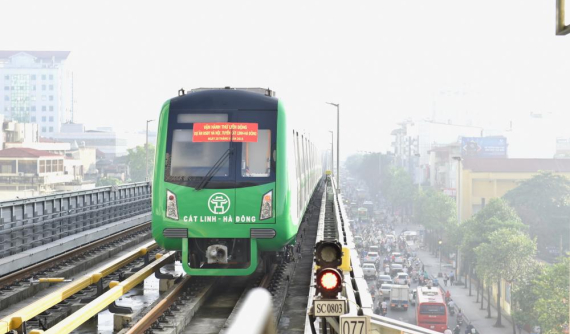 Cận cảnh tàu chạy trên đường sắt Cát Linh - Hà Đông