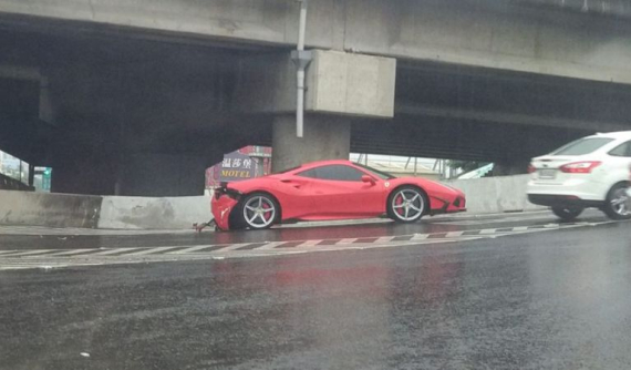 Lái siêu xe Ferrari 488 GTB bất cẩn, người đàn ông này có thể "bán nhà đi mà đền"