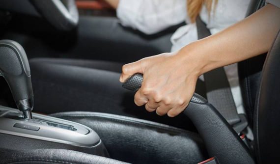 Phanh tay điện tử đang dần thế chỗ thắng tay truyền thống trên ô tô