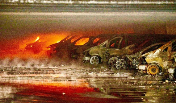 Thanh niên đốt bãi đỗ có hơn 100 chiếc Mercedes-Benz để ngăn các cặp đôi "mây mưa" trong xe