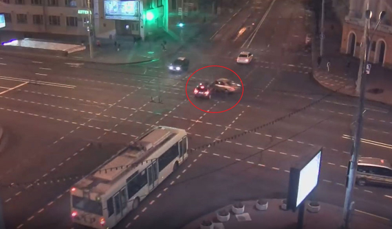 Sau cú va chạm giữa ngã tư, xe Mazda lao xuống nhà ga tàu điện ngầm như phim hành động