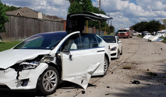 Lạ đời Tesla Model X bị máy bay đâm, nhưng người ngồi không bị thương