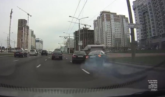 Tài xế Mercedes-Benz C-Class chuyển làn ẩu, gây tai nạn cho người lái Audi A6