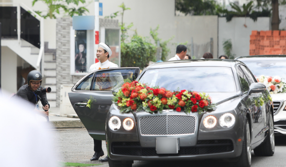 Xe siêu sang Bentley 10 tỷ đồng góp mặt trong buổi đính hôn của Hoa khôi Áo dài Việt Nam 2014