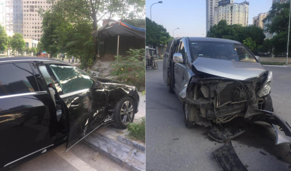 Hà Nội: Mercedes-Benz E-Class hư hỏng nặng khi bị Hyundai Starex tông vào bên hông xe