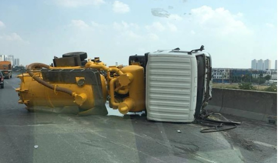Xe bồn đâm vỡ dải phân cách rồi nằm "ăn vạ" trên đường vành đai 3 tại Hà Nội