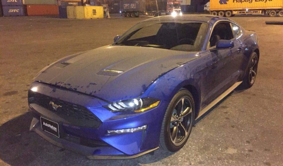 Ford Mustang đời 2018 màu xanh độc nhất cập bến Việt Nam