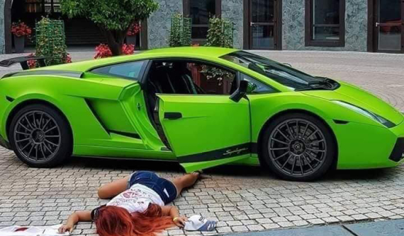 "Ngã sấp mặt" bên siêu xe, trào lưu mới của hội con nhà giàu thế giới