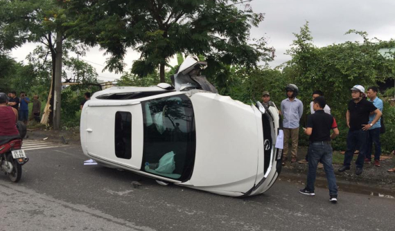 Hà Nội: Chẻ đôi gốc cây bên đường, Mazda CX-5 gãy trục, lật nghiêng