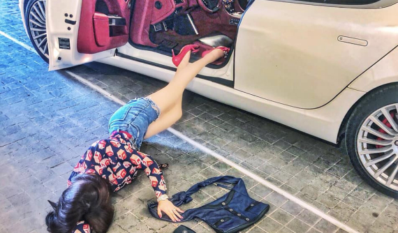 Hot girl 9X Hà thành "ngã sấp mặt" bên "nữ hoàng" Aston Martin Rapide S