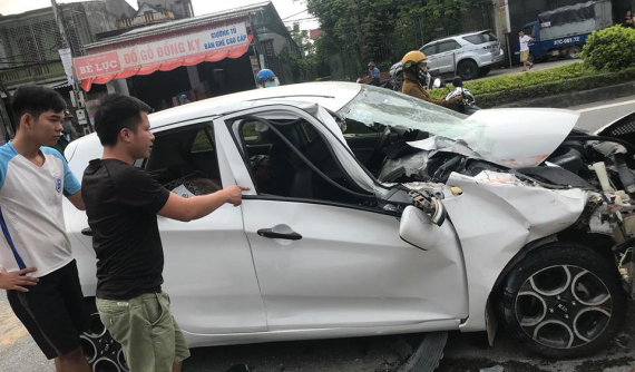 Nghệ An: Kia Morning "nát đầu" sau tai nạn với xe tải