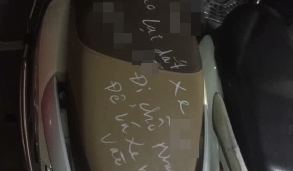 Tự ý di chuyển xe người khác ra ngoài để cho xe mình vào, chủ xe Honda Lead bị "chửi mắng" thậm tệ