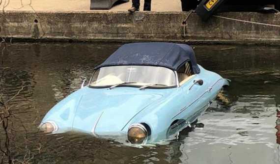 Ford Transit "lùi ẩu", đẩy chiếc Porsche 356 mui trần xuống kênh nước