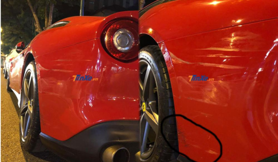 Hà Nội: Đỗ dưới lòng đường, siêu xe Ferrari F12 Berlinetta bị xe máy va quẹt