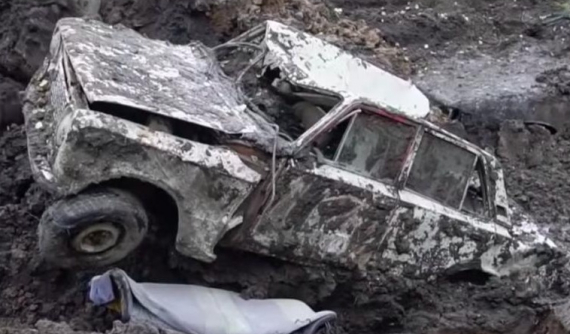 Chôn ba chiếc ô tô xuống đất rồi tự đào lên sau một năm là trò "tiêu khiển" của người Nga này