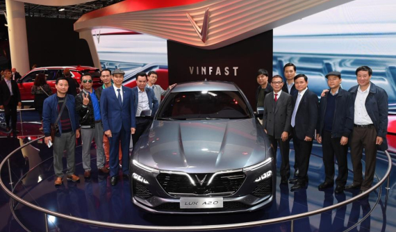 Việt kiều Châu Âu đổ xô về Paris để “mục sở thị” xe VinFast