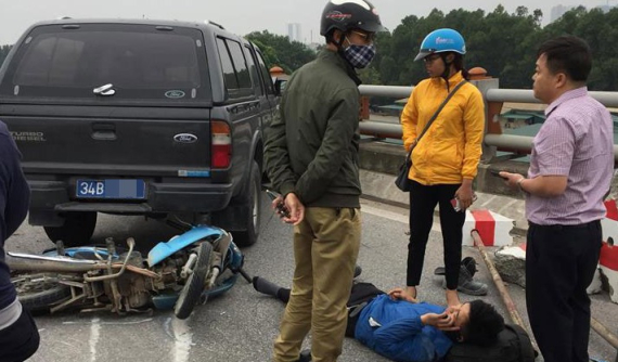 Ford Ranger biển xanh hạ gục dải phân cách, lao sang làn xe máy trên cầu Thanh Trì, 1 người bị thương nặng