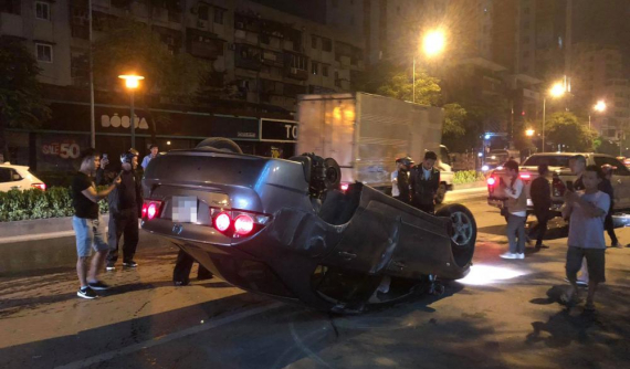 Hà Nội: Honda Civic đâm tung trụ nước cứu hỏa và lật ngửa giữa đêm