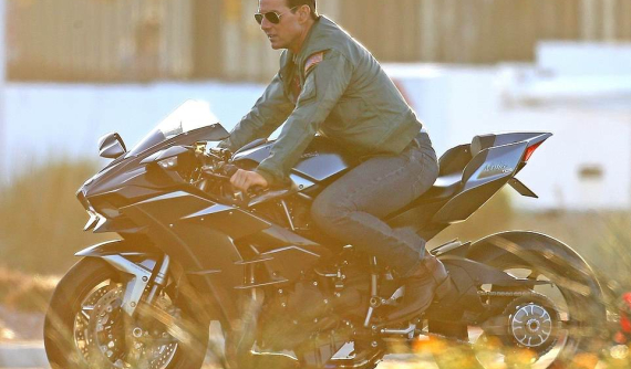 Chùm ảnh tài tử Tom Cruise "cưỡi" siêu mô tô Kawasaki Ninja H2 trên phim trường Top Gun 2 khiến nhiều người ngả mũ thán phục