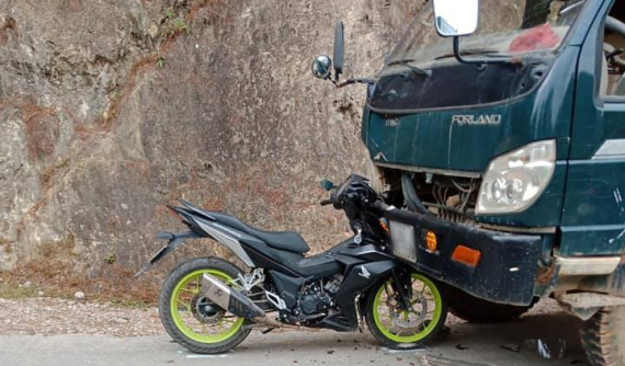 "Phượt thủ" đi Honda Winner 150 đấu đầu xe tải tại Hà Giang