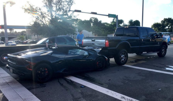 Người lái siêu xe Lamborghini Huracan mui trần bỏ chạy sau tai nạn với chiếc xe bán tải