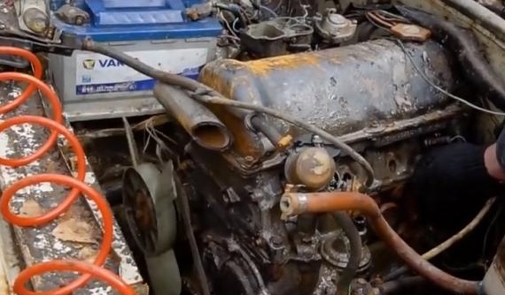 Không thể ngờ động cơ Lada và Toyota vẫn có thể nổ máy sau... 1 năm chôn dưới đất