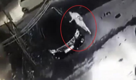 Khởi tố vụ người phụ nữ ăn mặc sang trọng, cào xước xe Toyota Camry để trả thù tại Hà Nội