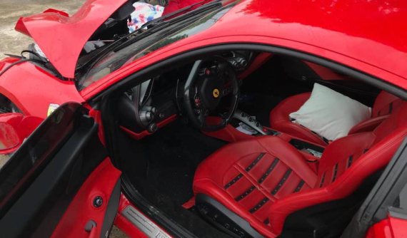 Gặp tai nạn khiến đầu xe "nát bét" nhưng túi khí siêu xe Ferrari 488 GTB của Tuấn Hưng vẫn không bung ra