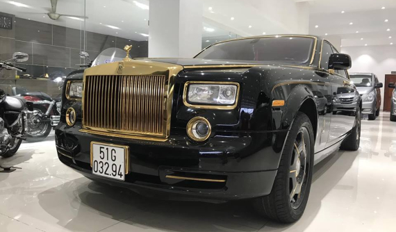 Rolls-Royce Phantom mạ vàng do thợ Việt độ bản "Rồng" bất ngờ xuất hiện tại siêu thị ô tô Hà Nội