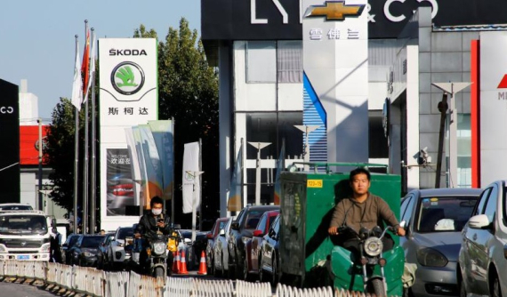 "Cài số lùi", các đại lý ô tô Trung Quốc cầu xin cắt thuế mua xe khi doanh số sụt giảm