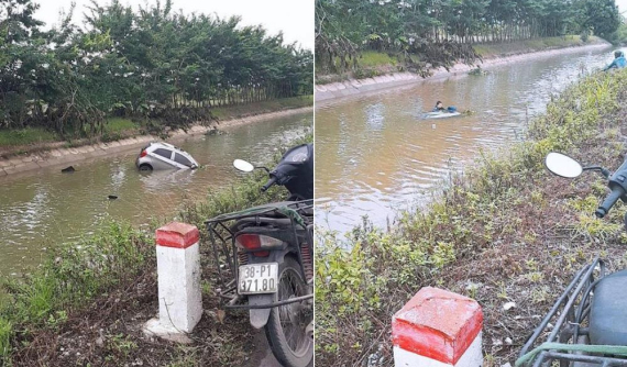 Hà Nội: Kia Morning chìm nghỉm dưới mương nước, tài xế thoát chết